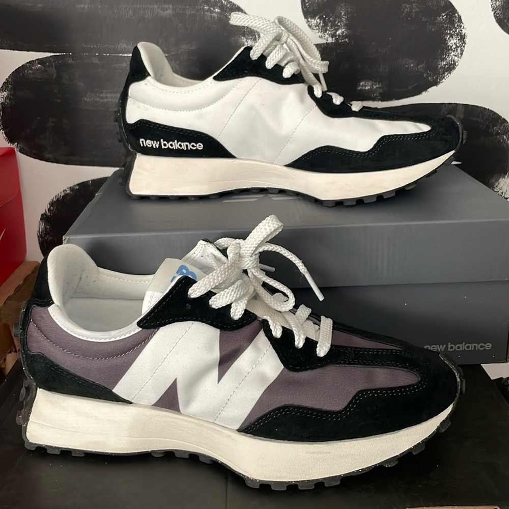 New Balance 327 m8 w9.5 black white grey